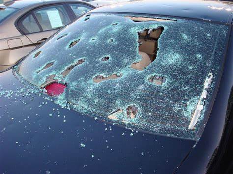 coche dañado por granizo